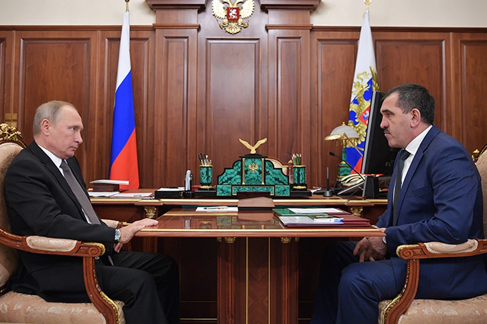 Владимир Путин попросил главу Ингушетии Юнус-Бека Евкурова доложить, как в регионе помогают вынужденным переселенцам из соседней республики. Фото: Алексей Дружинин/ТАСС