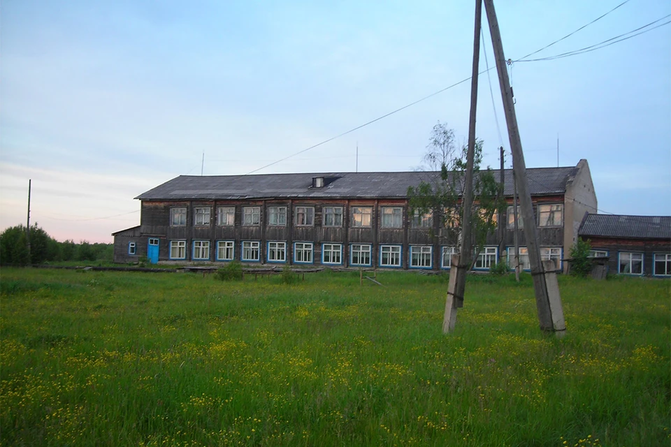 Школа в поселке Вазюк находится и так не в лучшем состоянии, а еще и зарплаты учителям срезали. Фото: предоставлено героями публикации