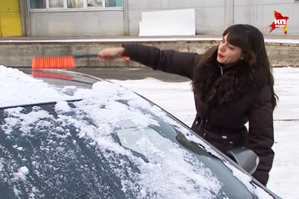 Зима в Иркутске: как очистить машину от снега.
