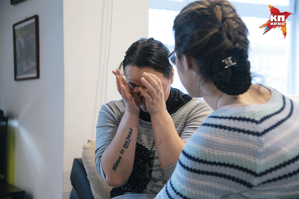 Женщины из крисизсного центра "Ты не одна" со слезами вспоминают о пережитом.