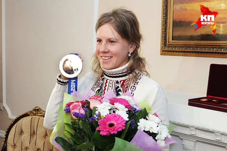 Яна Романова сегодня возглавляет областную Федерацию биатлона и с гордостью показывает начинающим спортсменам свое олимпийское серебро