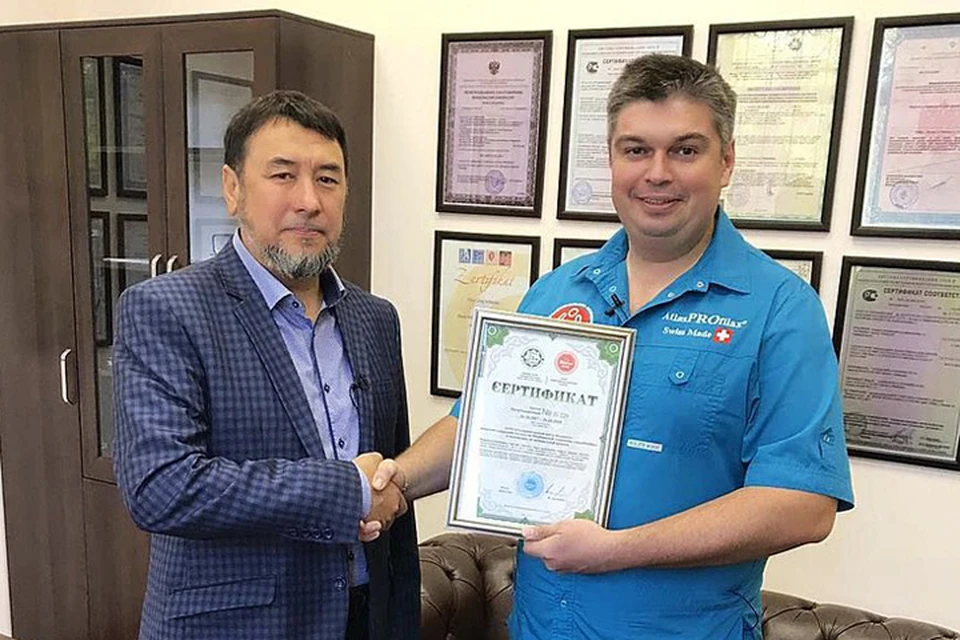 Вручение сертификата «Халяль» руководителю центра Олегу Шадскому.