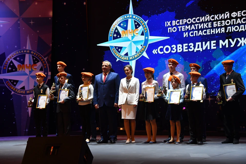 Награды ребятам вручали лично глава МЧС Владимир Пучков и детский омбудсмен Анна Кузнецова.