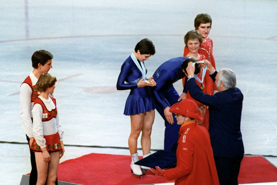В 1980-м Президент МОК Хуан Антонио Самаранч с нескрываемым восторгом вручает Олимпийское золото нашим чемпионам!