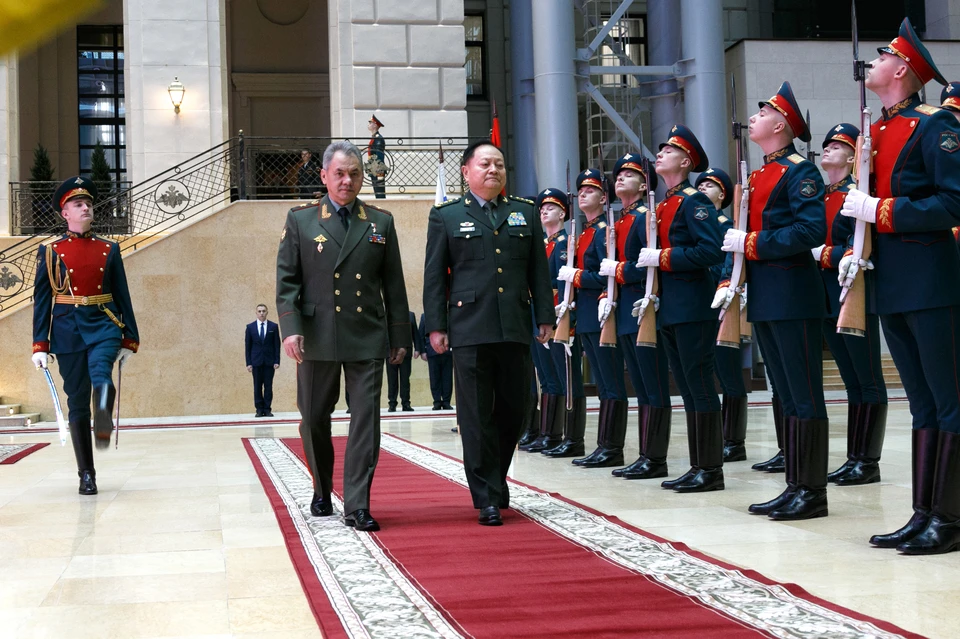 Министр обороны РФ Сергей Шойгу и заместитель председателя Центрального военного совета КНР Чжан Юся в помещении Национального центра управления обороной России.