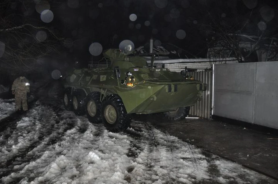Броневик возле дома, где скрывались боевики. Фото: НАК