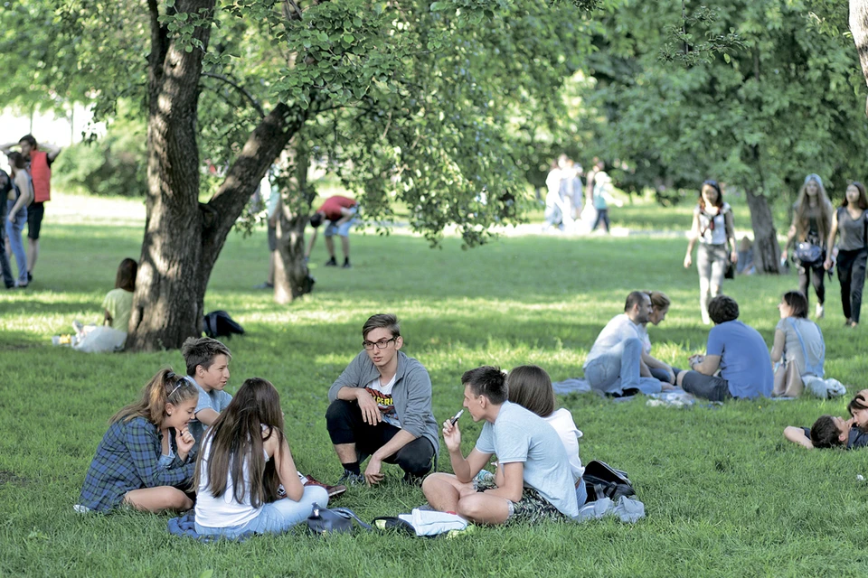 Парк Горького в столице – одна из самых узнаваемых локаций, важное экопространство центральной части мегаполиса. Здесь всегда многолюдно
