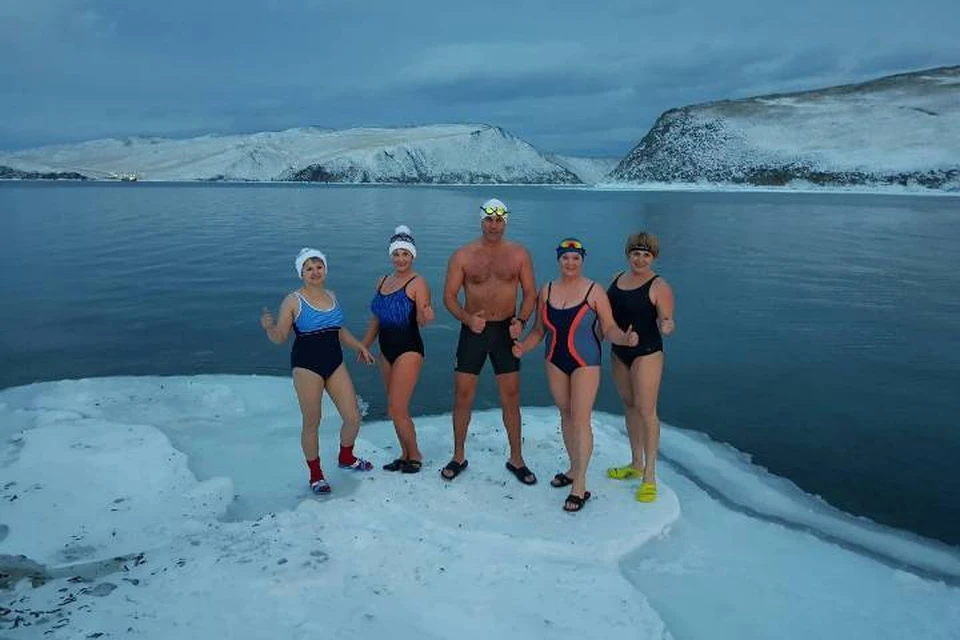 В поддержку российских олимпийцев иркутяне устроили заплыв в ледяной воде Байкала. Фото: Андрей Бугай