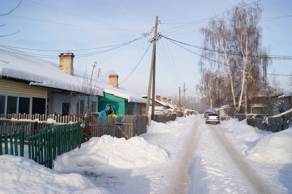 Узенькая дорожка, 11 домов и машины рядом с забором - на улице Энергетиков мало случайных проезжих.