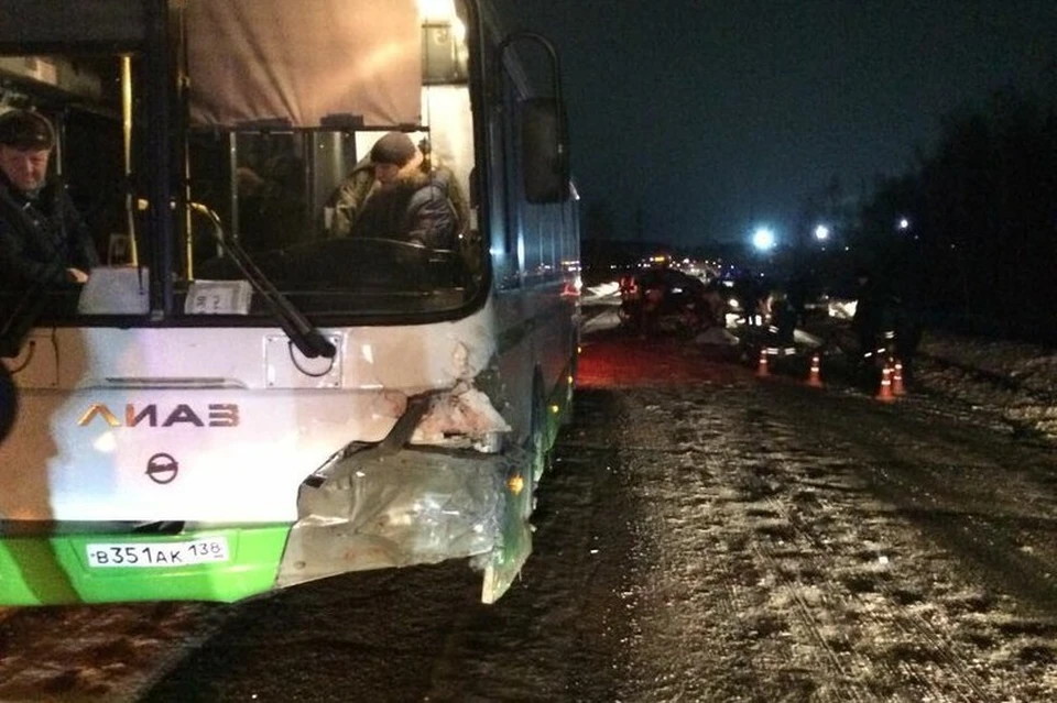 ДТП под Ангарском: Toyota Wish врезалась в автобус, два человека погибли
