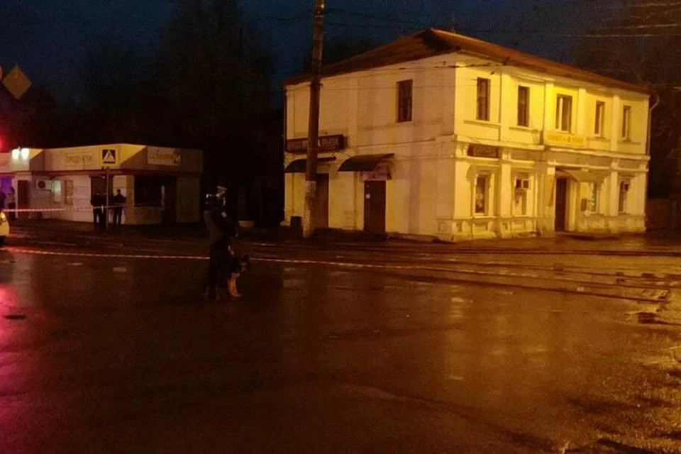 Полицейский перед зданием, где неизвестный удерживает заложников. Фото: Нацполиции Украины в Харьковской области