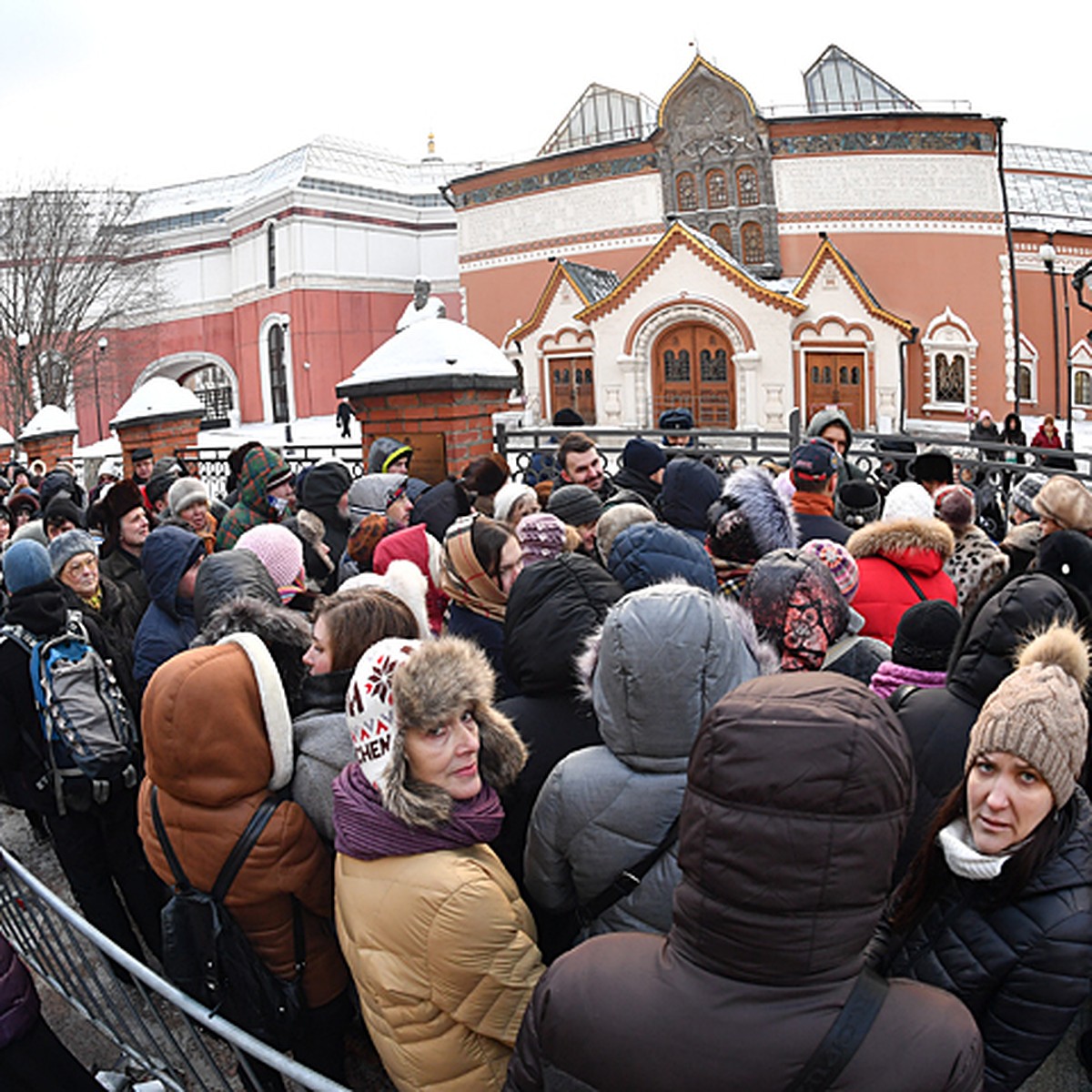 Очереди в полдень. Очередь на Серова в Третьяковке. Очередь в Третьяковскую галерею. Очередь в музей. Очередь на Серова.