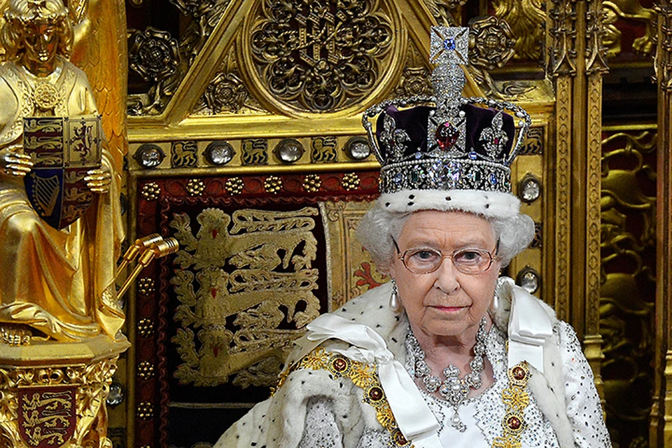 Весит самая торжественная корона Британской империи чуть больше килограмма