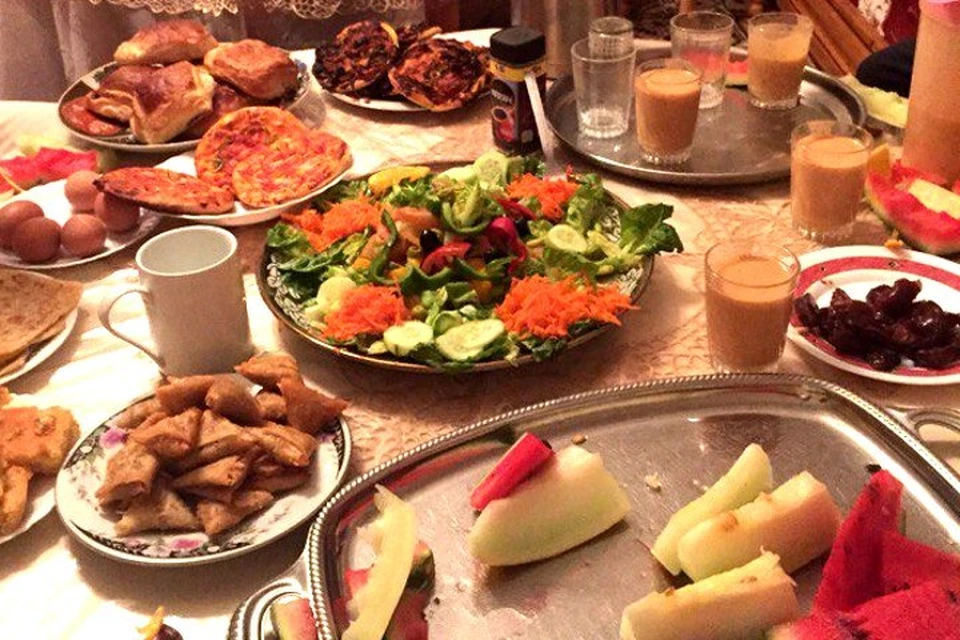 На столе кроме сладостей всегда мясо, фрукты и чай. Фото: из архива Саида Бельхаджа