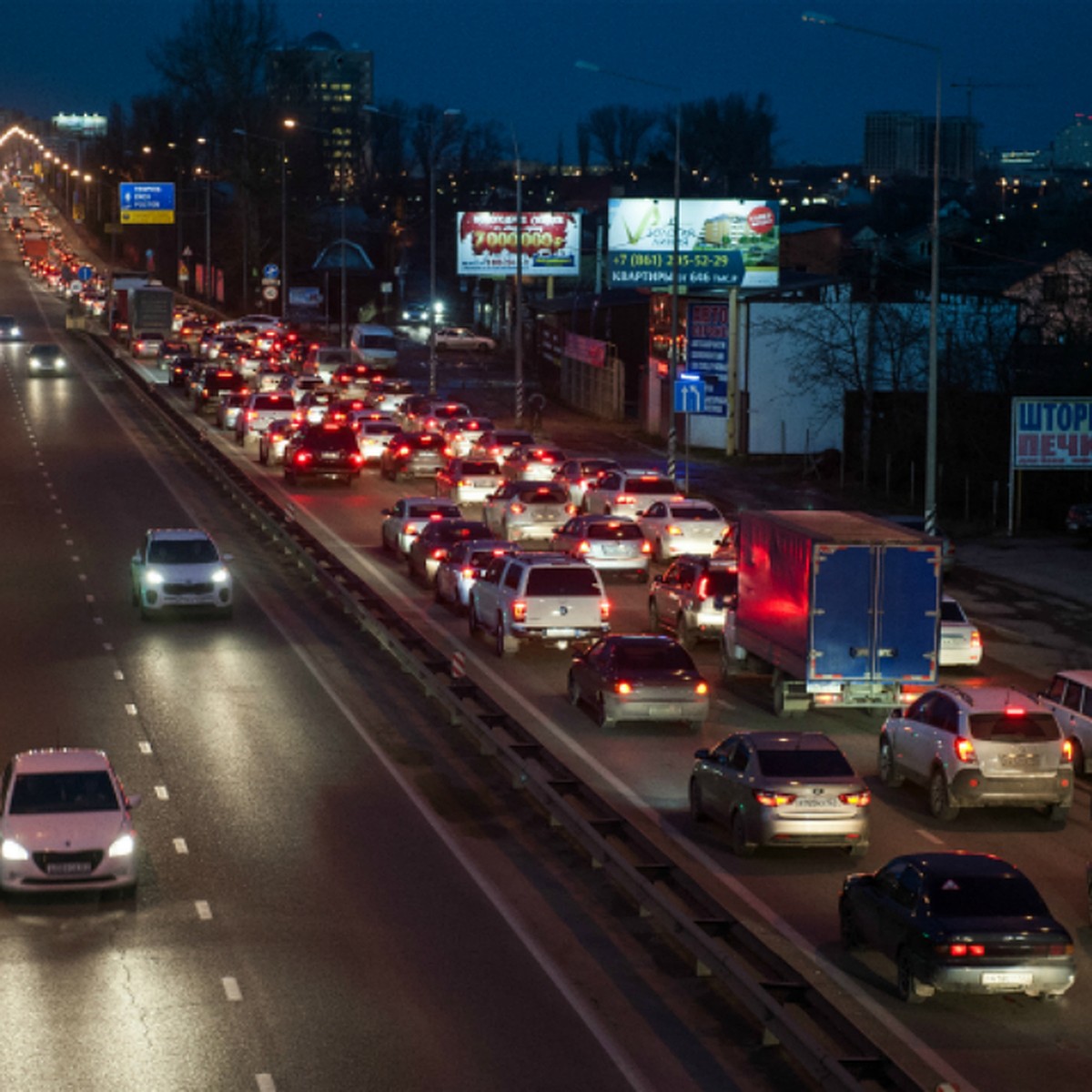 В Краснодаре Тургеневский и Яблоновский мосты стоят в пробке семь часов в  день - KP.RU