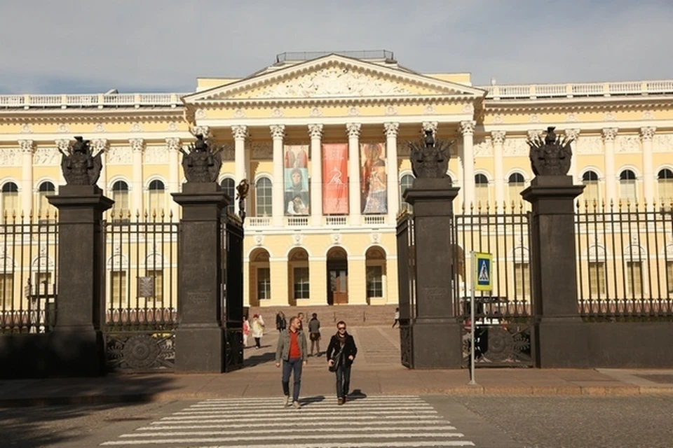 Русский музей рассказал, как правильно делать селфи с картинами