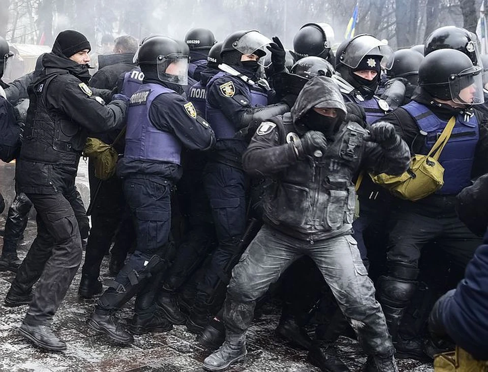 Около Рады, в которой принимают закон по Донбассу, начались массовые беспорядки