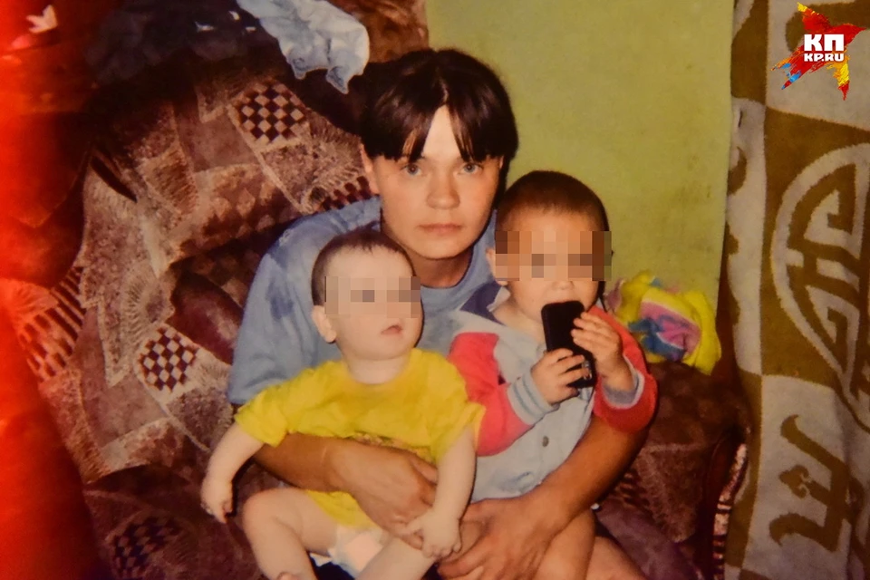 Людмила Бурцева с двумя детьми. Того, что справа, женщина успела спасти.