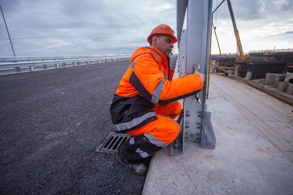 Предстоит установить более 76 км барьерного ограждения и более 1000 мачт освещения. Фото: инфоцентр «Крымский мост»