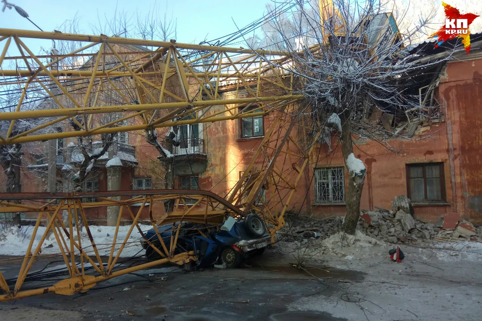 В Кирове на жилой дом упал башенный кран: машинист погиб. Фото: Алексей Гмызин