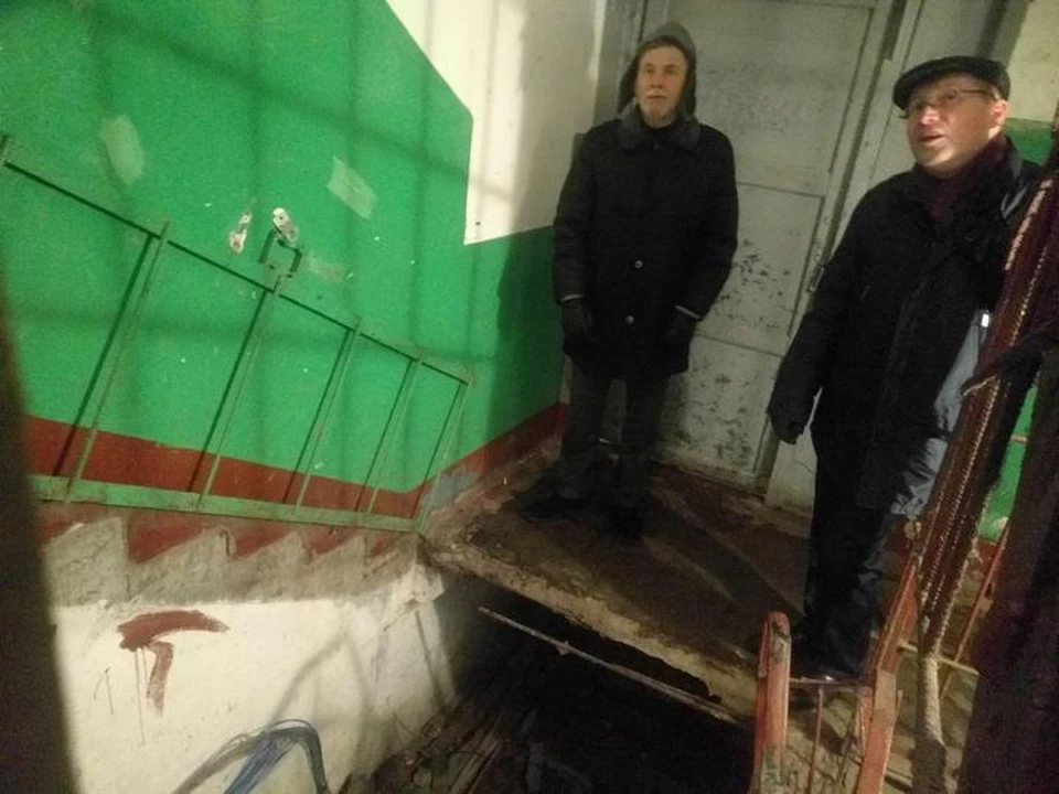 Лестница упала в 11 парадной.