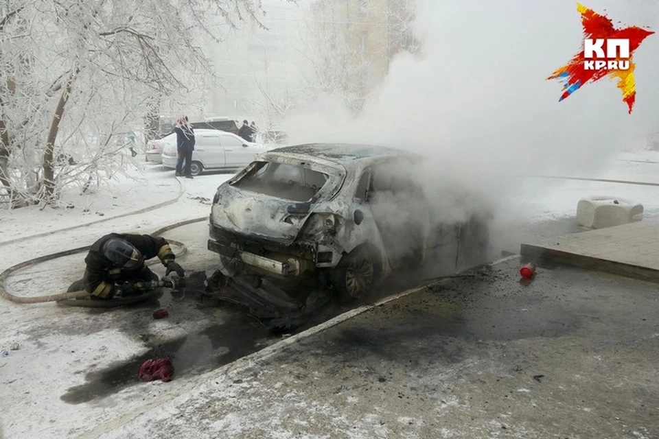 В Красноярске возле частной клиники сгорел автомобиль