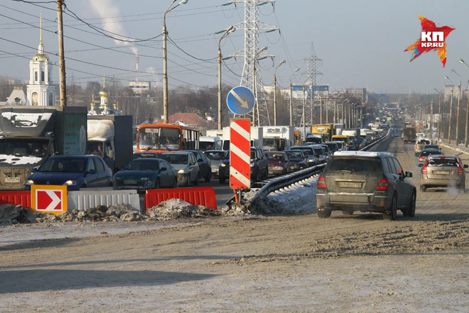 Причиной повреждения Мызинского моста могли стать грузовики.