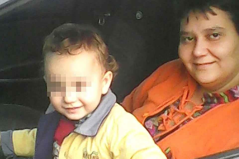 Светлана Попова с мальчиком, которого два года она воспитывала как своего сына