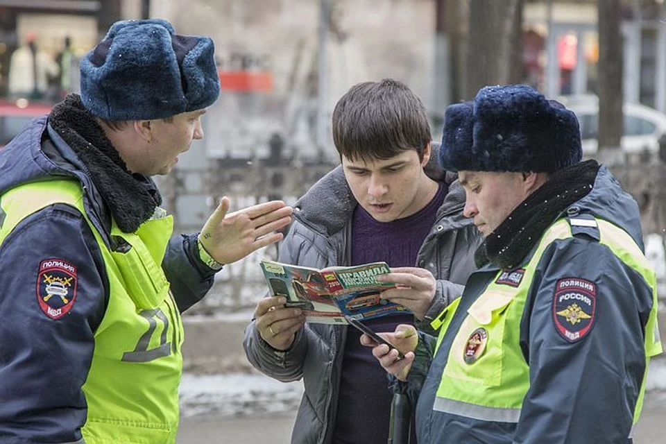 ГИБДД разъяснила, может ли водитель не передавать документы в руки инспектора