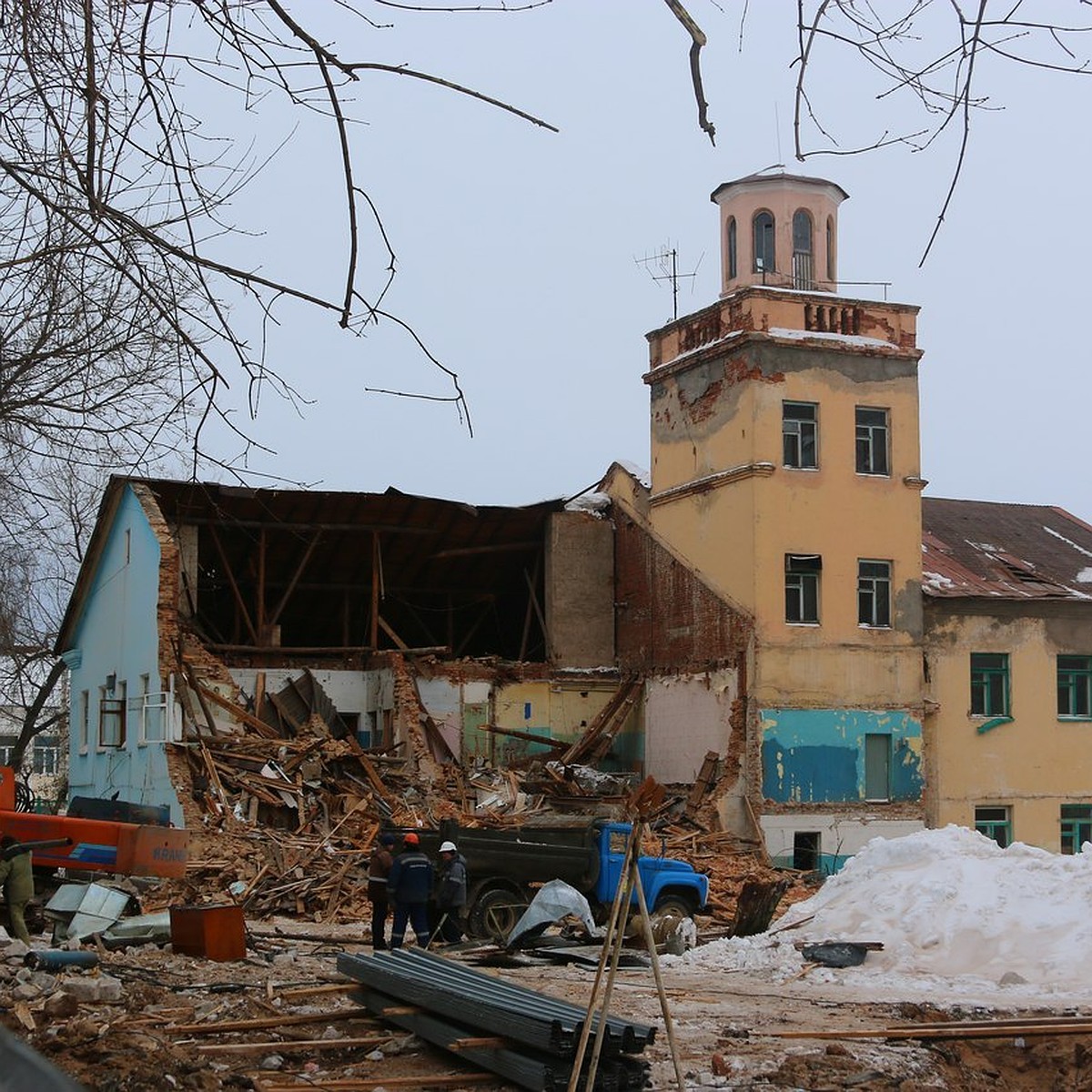 Фото: В Ижевске разбирают бывшую пожарную часть на Карла Либкнехта - KP.RU