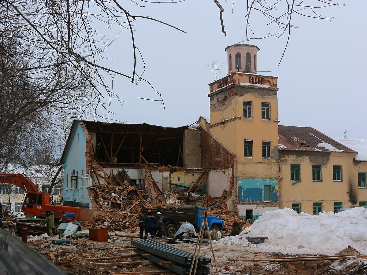 Фото: В Ижевске разбирают бывшую пожарную часть на Карла Либкнехта - KP.RU