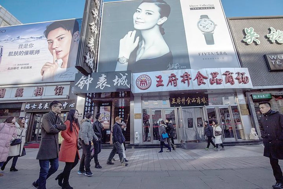 Куда иностранец денется в Пекине? Конечно, он рванет по туристической улочке Wangfujing, где продается весь мир.
