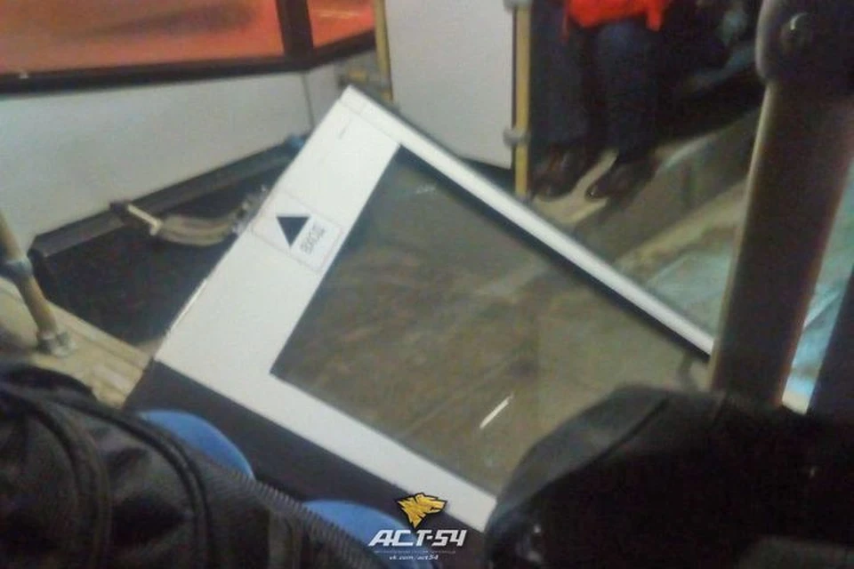 Новосибирцы проехались с ветерком из-за отвалившейся двери в автобусе.