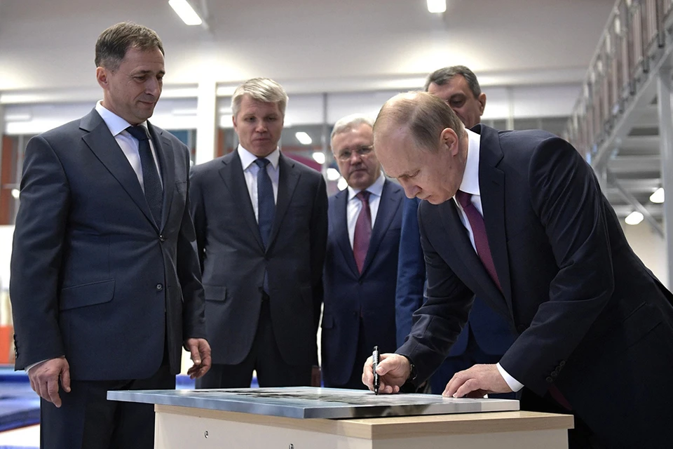 Владимир Путин оставил автограф на картине с изображением бегущих хаски