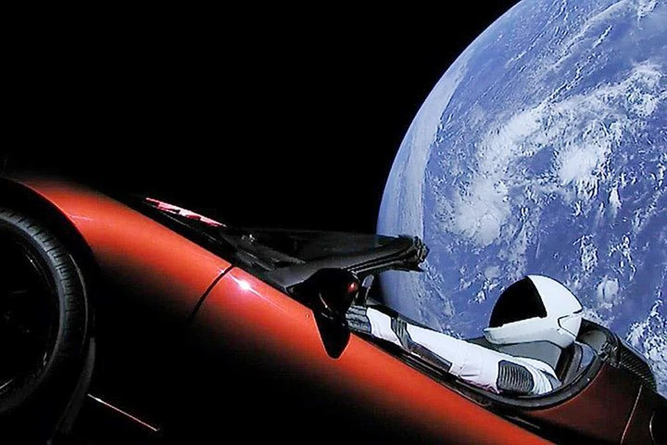 Илон Маск запустил к Марсу электромобиль с полетным скафандром