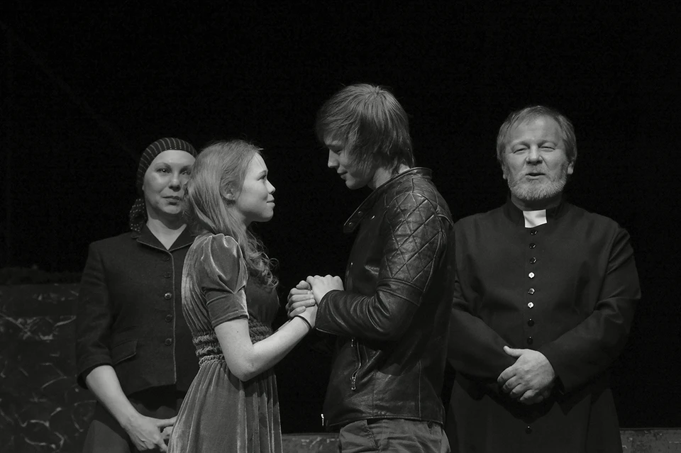 Максим "Ромео" Локтионов сделал предложение Екатерине "Джульетте" Дудченко прямо на сцене.