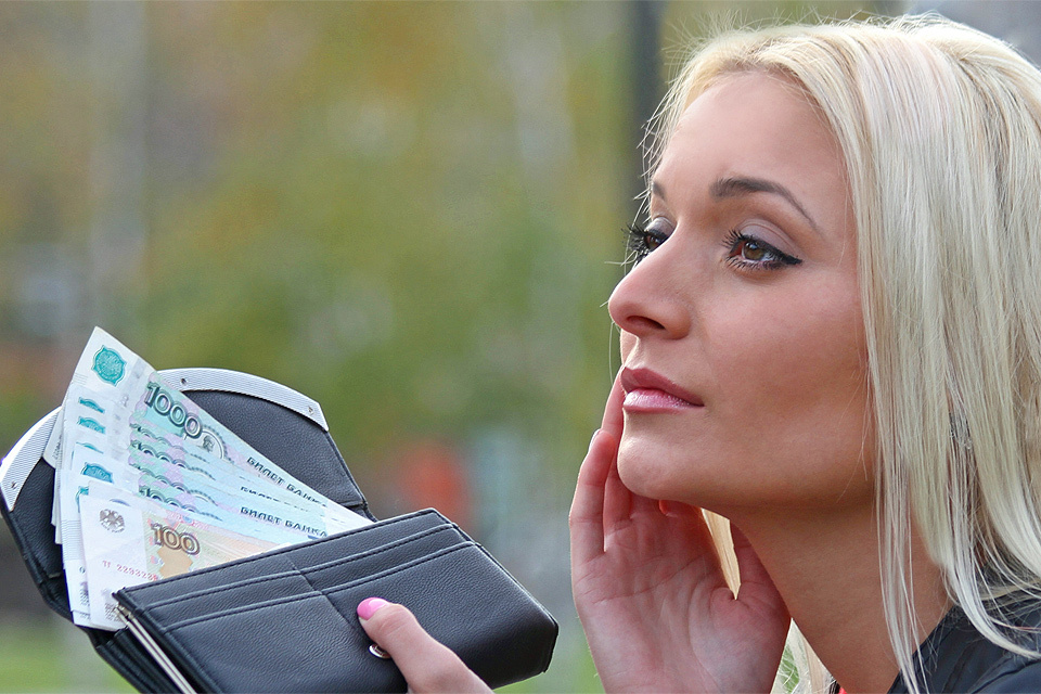 Социологи сначала заглядывали в кошелек участников исследования (людей просили назвать сумму их ежемесячного дохода, оценить собственную покупательскую способность), а затем предлагали ответить на каверзные вопросы.