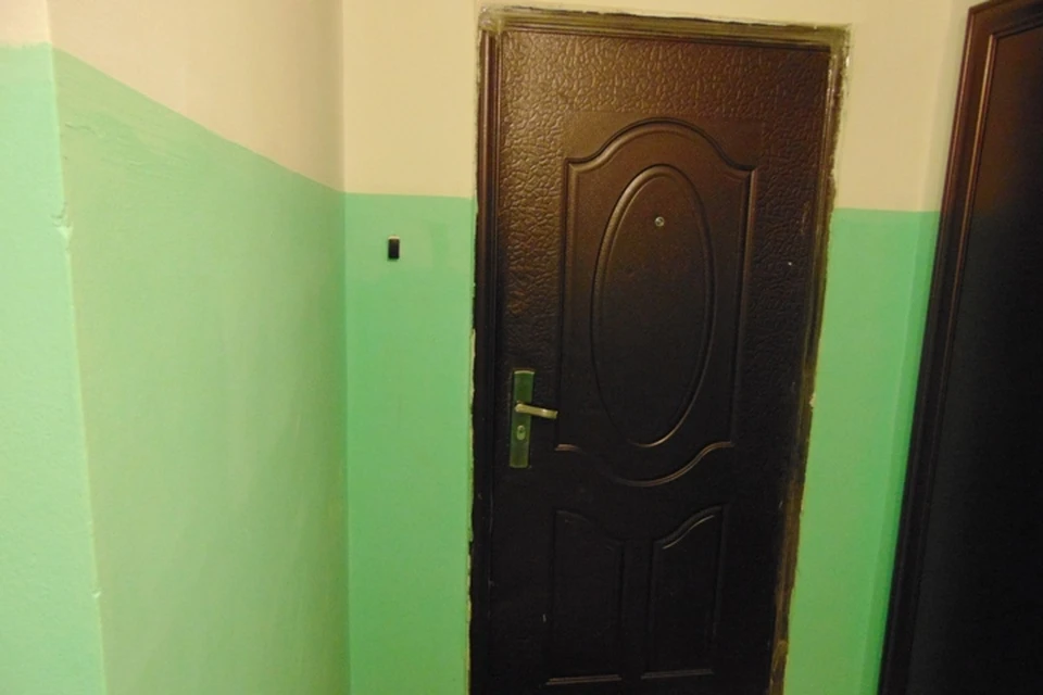 В квартире за этой дверью многодетная мать убила и расчленила своего мужа
