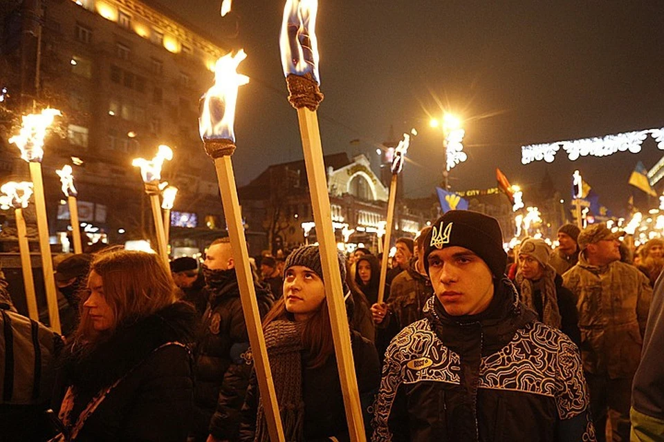 Факельные марши в честь дня рождения Бандеры Европа ведь приняла и не озвучила ни одной претензии. Ничего, такими темпами, над городом-героем Киевом скоро и свастику поднимут