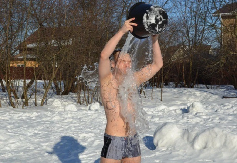 Можно ли холодной водой. Обливание холодной водой. Обливание холодной водой зимой. Закаливание холодом. Закаливание обливанием холодной водой.