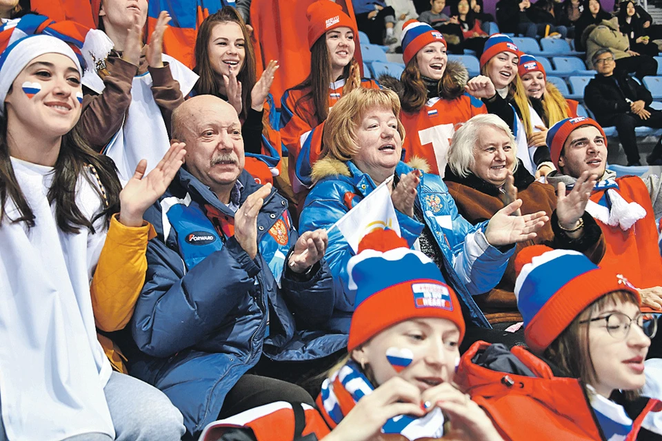 Александр и Наталья Бобровы (второй и третья слева) приехали на Олимпиаду, чтобы поддержать свою дочь.