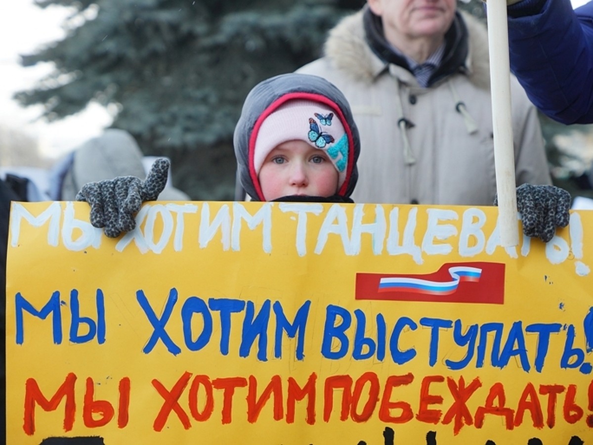 В Екатеринбурге дети вышли на митинг, чтобы спасти ДК «Химмаш» от сноса -  KP.RU