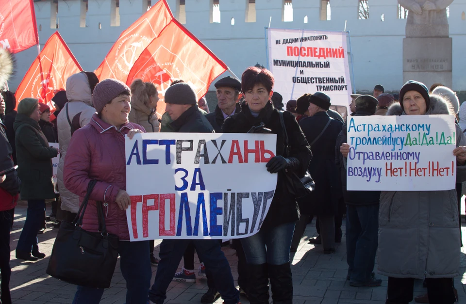 Астраханцы пытаются спасти троллейбус