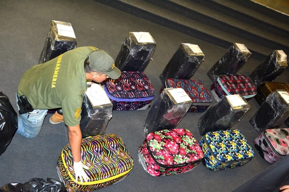 Фото чемоданов с наркотиками опубликовала в своем Твиттере министр безопасности Аргентины Патрисия Буллрич