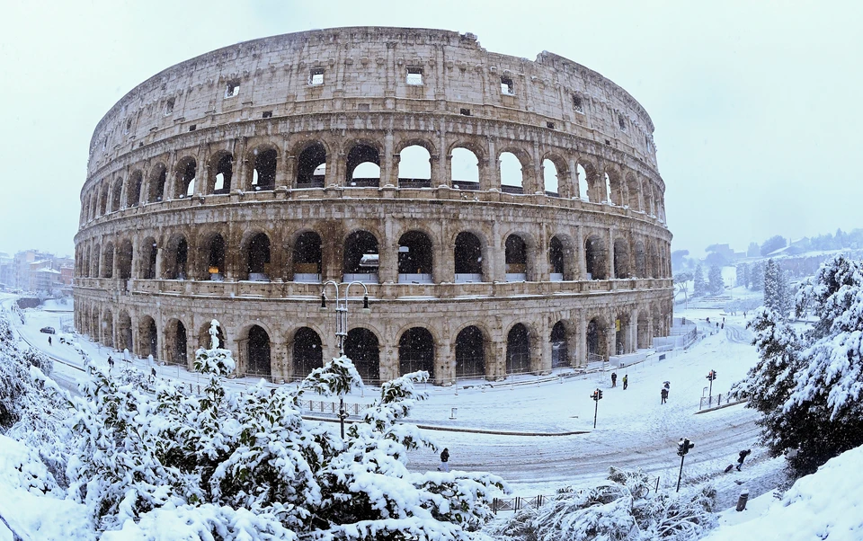 Зато туристы в Риме довольны: они могут сделать необычные снимки заснеженных руин.