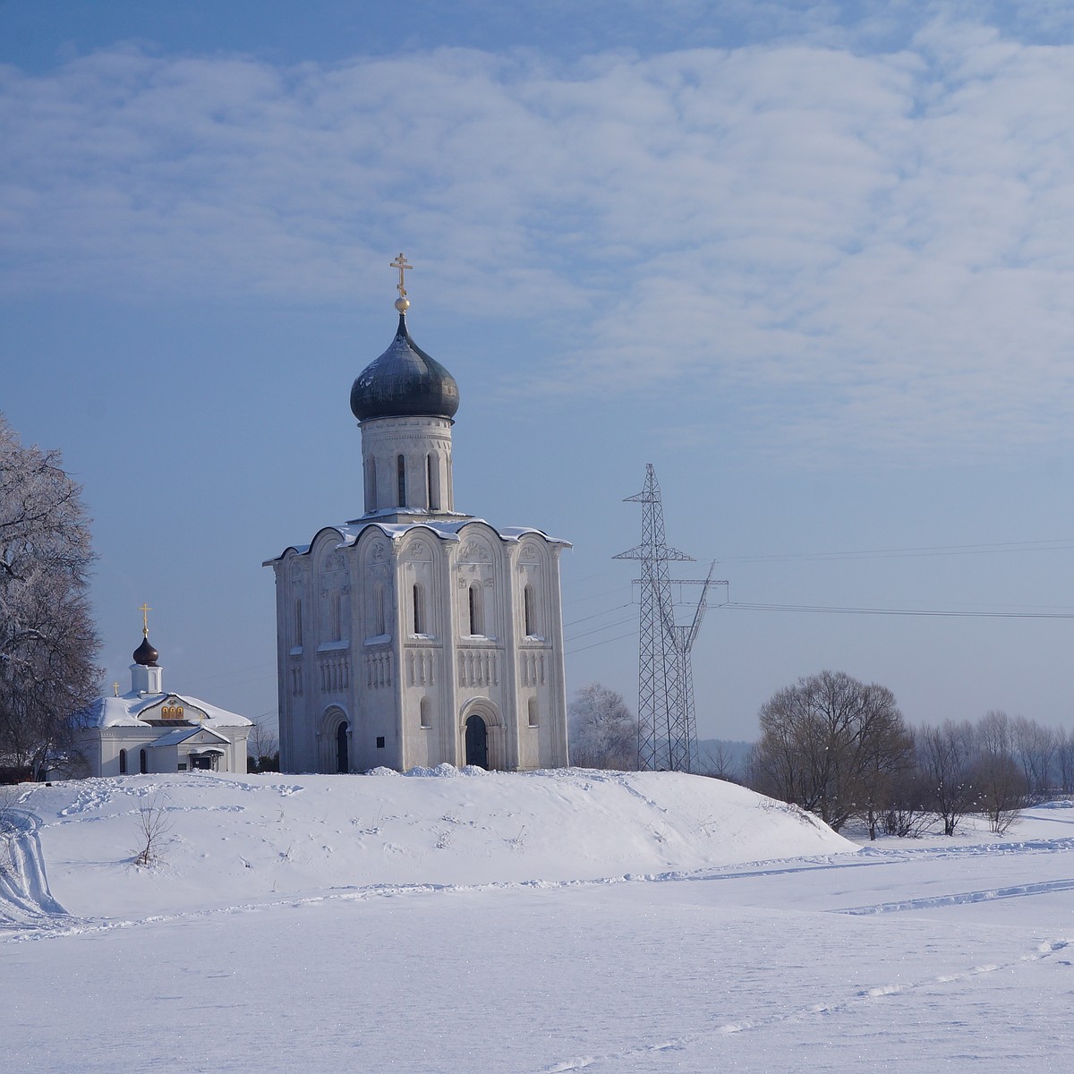 Храм Покрова на Нерли на радость туристам лишился ЛЭП - KP.RU