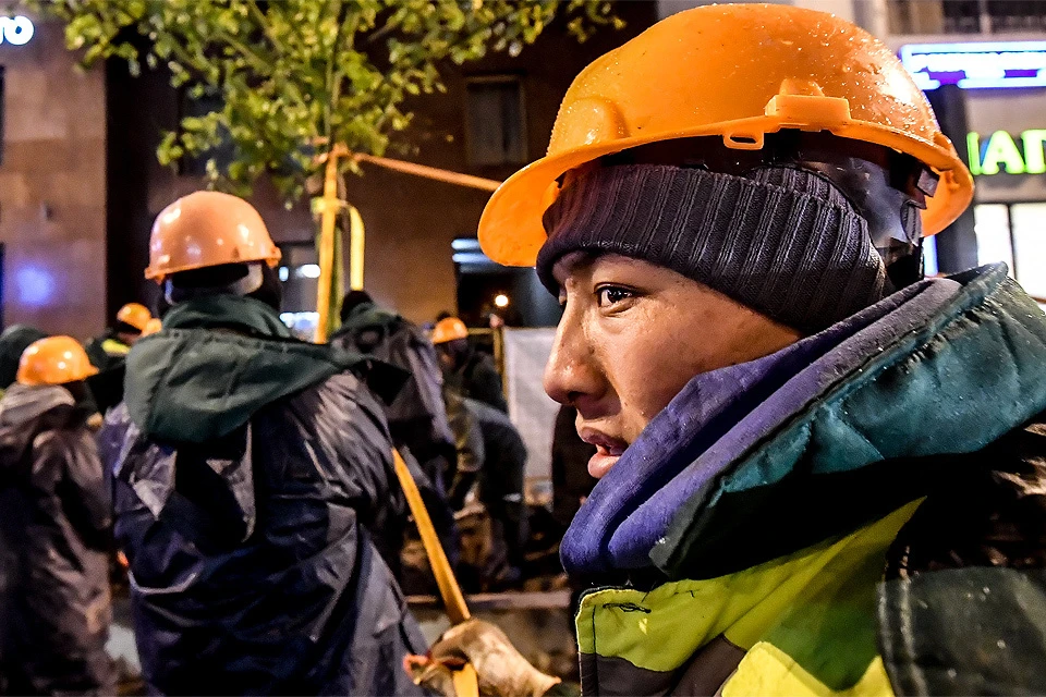 Трудовые мигранты во время работ по благоустройству в центре Москвы.