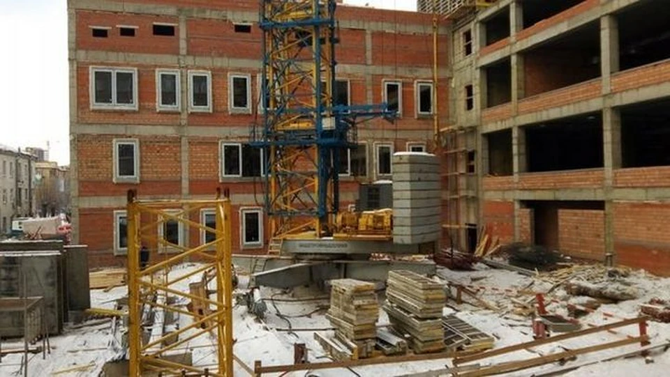 В новом корпусе Красноярской краевой больницы начали устанавливать окна. Фото пресс-службы краевой больницы