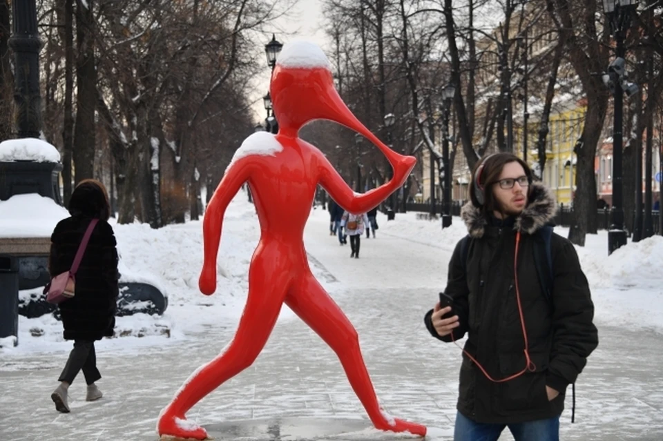 Памятник мобильному интернету в Москве. Человек прилип к экрану...