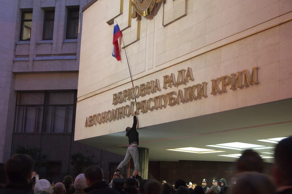 Первый российский флаг появился в Крыму вечером 25 февраля 2014 года. Фото: Игорь Охрименко